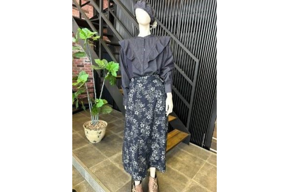 レディス フリルシャツ×ジャガードスカートの画像