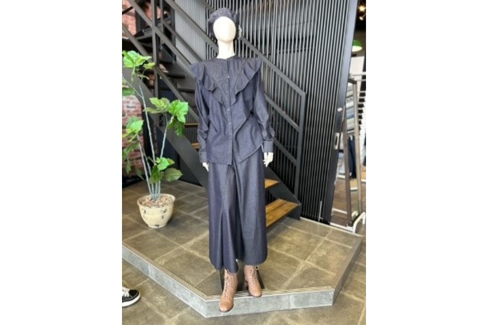 レディス フリルシャツ×巻きワイドパンツの商品画像00